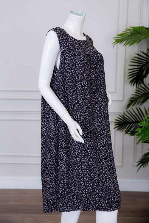 قميص نسائي قصير لون أسود مزين بالورود ياقة دائرية بدون أكمام