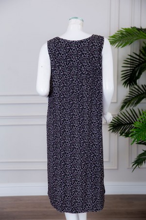 قميص نسائي قصير لون أسود مزين بالورود ياقة دائرية بدون أكمام