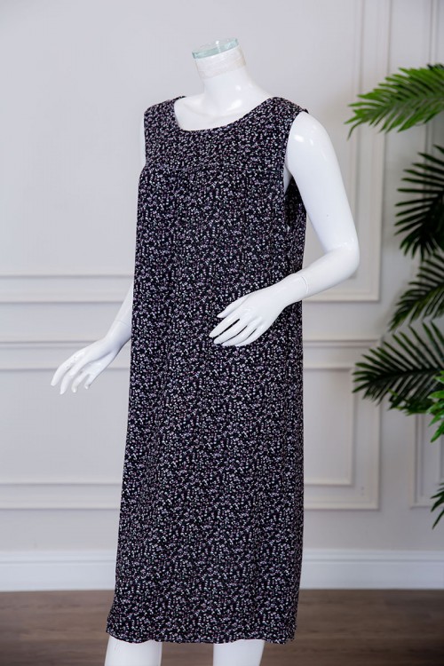 قميص نسائي قصير لون أسود مزين بالورود ياقة دائرية بدون أكمام