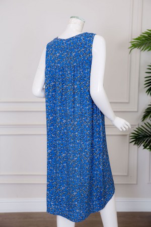 قميص نسائي قصير لون أزرق مزين بالورود ياقة دائرية بدون أكمام