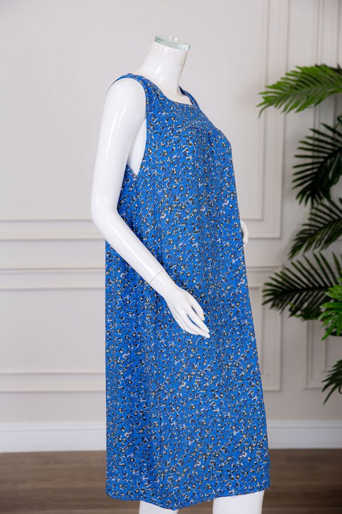 قميص نسائي قصير لون أزرق مزين بالورود ياقة دائرية بدون أكمام