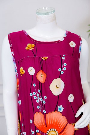 قميص نسائي قصير لون عودي مزين بالورود ياقة دائرية بدون أكمام