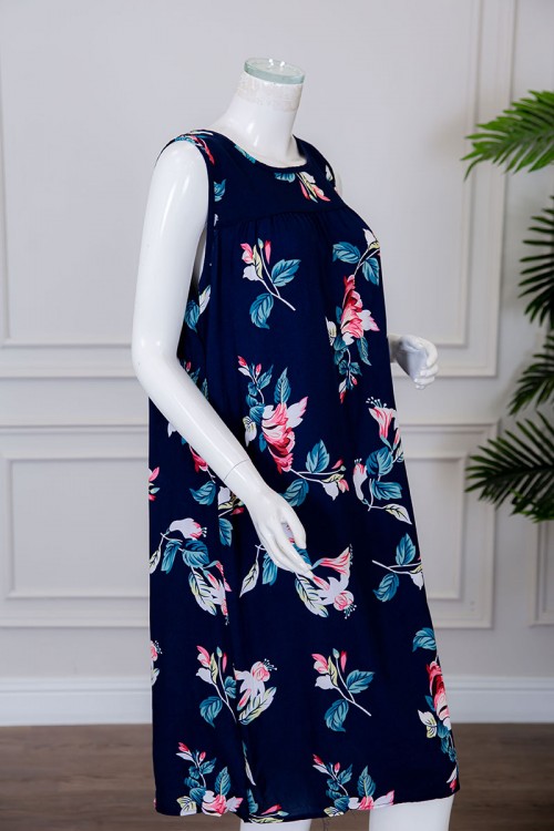 قميص نسائي قصير لون كحلي مزين بالورود ياقة دائرية بدون أكمام