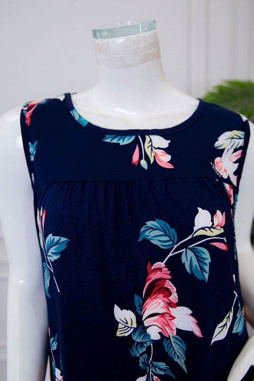 قميص نسائي قصير لون كحلي مزين بالورود ياقة دائرية بدون أكمام