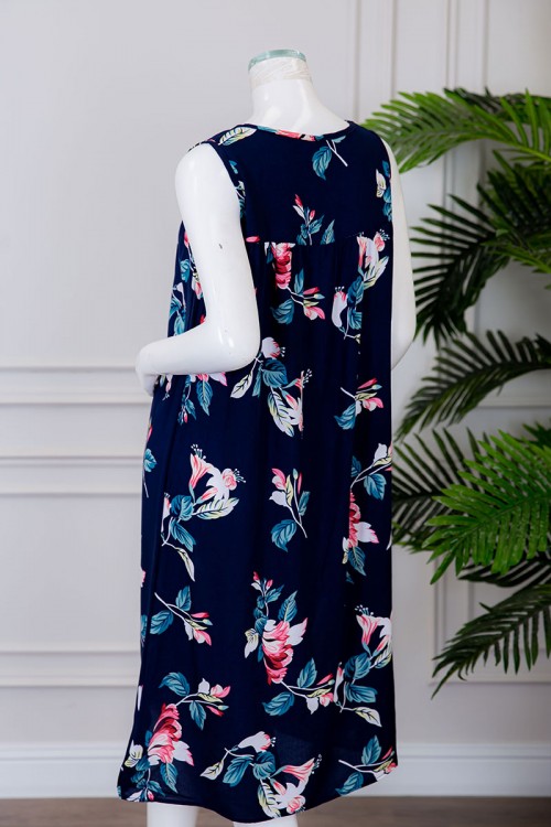 قميص نسائي قصير لون كحلي مزين بالورود ياقة دائرية بدون أكمام