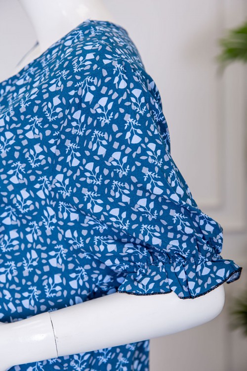 قميص نسائي طويل لون أزرق مشجر ياقة دائرية بأزرار من الأمام ذو أكمام قصيرة