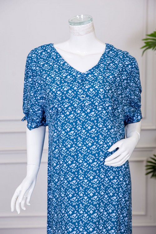 قميص نسائي طويل لون أزرق مشجر ياقة دائرية بأزرار من الأمام ذو أكمام قصيرة