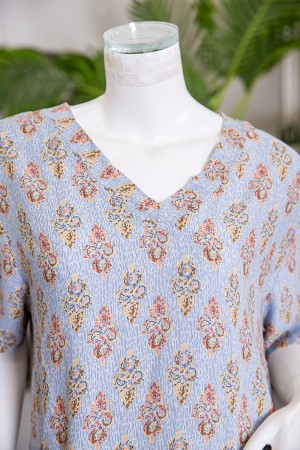 قميص نسائي ميدي مزين برسومات ياقة قصة سبعة و بجيوب من الأمام ذو أكمام قصيرة