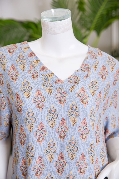 قميص نسائي ميدي مزين برسومات ياقة قصة سبعة و بجيوب من الأمام ذو أكمام قصيرة