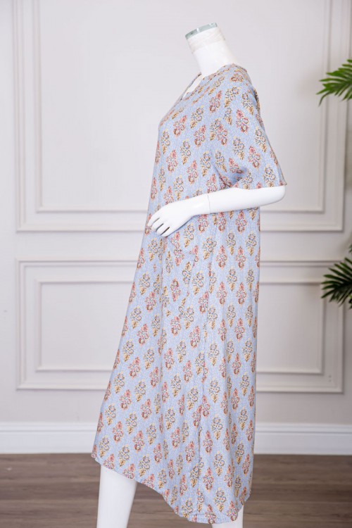 قميص نسائي ميدي مزين برسومات ياقة قصة سبعة و بجيوب من الأمام ذو أكمام قصيرة