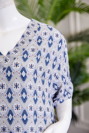 قميص نسائي ميدي مزين بزخارف ياقة قصة سبعة و بجيوب من الأمام ذو أكمام قصيرة