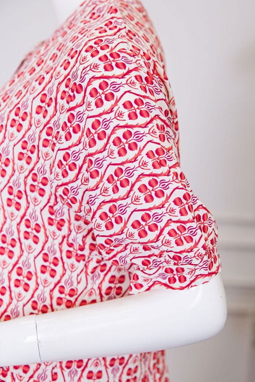 قميص نسائي طويل مشجر ياقة دائرية بأزرار من الأمام و بأكمام قصيرة