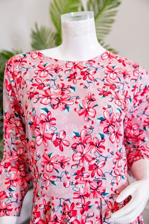 فستان نسائي ميدي مشجر ياقة دائرية و بزم في الخصر ذو أكمام طويلة