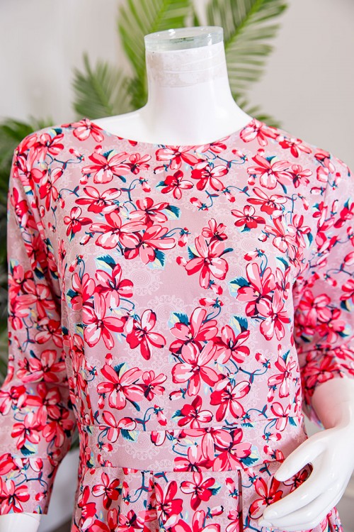 فستان نسائي ميدي مشجر ياقة دائرية و بزم في الخصر ذو أكمام طويلة