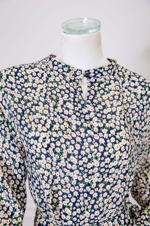 فستان نسائي مشجر ميدي ياقة عالية بأزرار و برباط في الخصر ذو أكمام طويلة