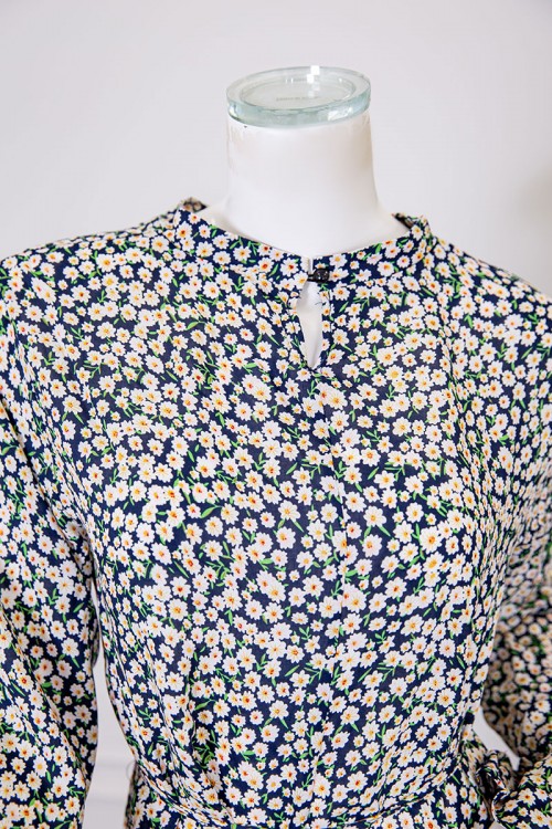 فستان نسائي مشجر ميدي ياقة عالية بأزرار و برباط في الخصر ذو أكمام طويلة