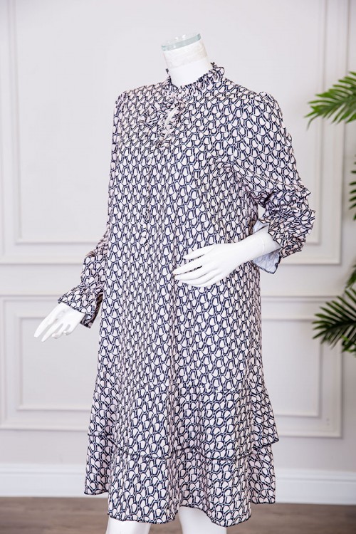 فستان نسائي قصير لون بيج مزين بنقوش باللون الكحلي ياقة عالية برباط و بأكمام طويلة