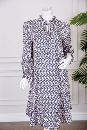 فستان نسائي قصير لون بيج مزين بنقوش باللون الكحلي ياقة عالية برباط و بأكمام طويلة