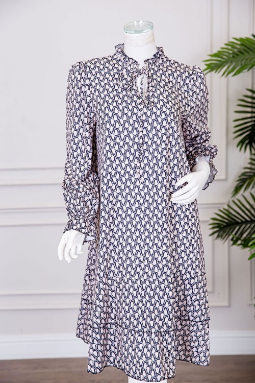 فستان نسائي قصير لون بيج مزين بنقوش باللون الكحلي ياقة عالية برباط و بأكمام طويلة