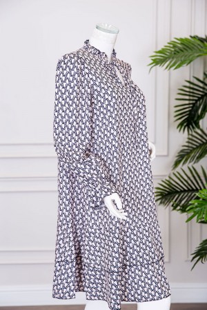 فستان نسائي قصير لون بيج مزين بنقوش باللون الكحلي ياقة عالية برباط و بأكمام طويلة