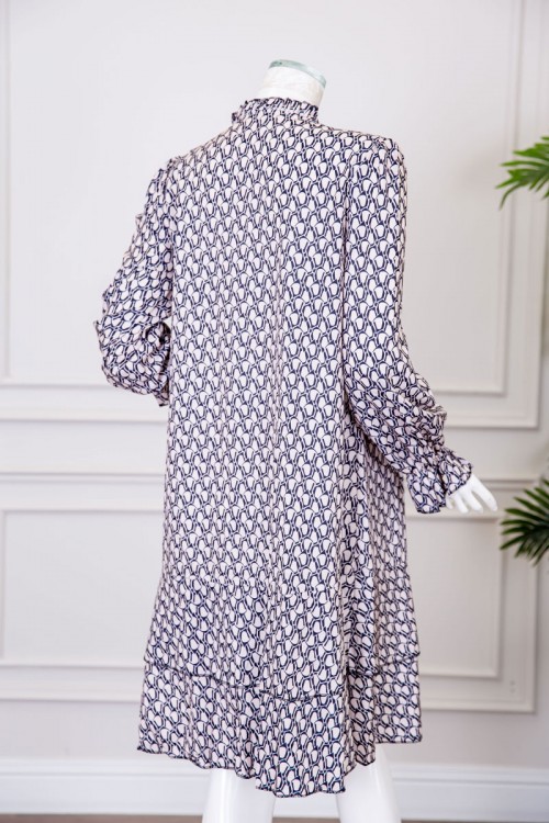 فستان نسائي قصير لون بيج مزين بنقوش باللون الكحلي ياقة عالية برباط و بأكمام طويلة