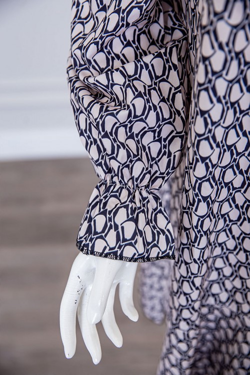 فستان نسائي قصير لون بيج مزين بنقوش باللون الكحلي ياقة عالية برباط و بأكمام طويلة