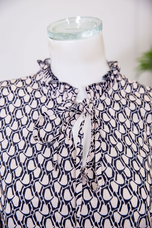 فستان نسائي قصير لون بيج مزين بنقوش باللون الكحلي ياقة عالية برباط و بأكمام طويلة