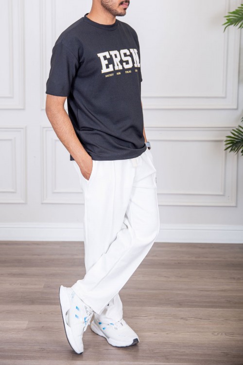 تيشيرت رجالي لون أسود بياقة دائرية مزين بكتابات من الأمام