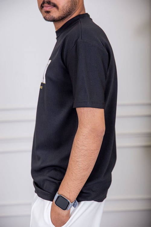 تيشيرت رجالي لون أسود بياقة دائرية مزين بكتابات من الأمام