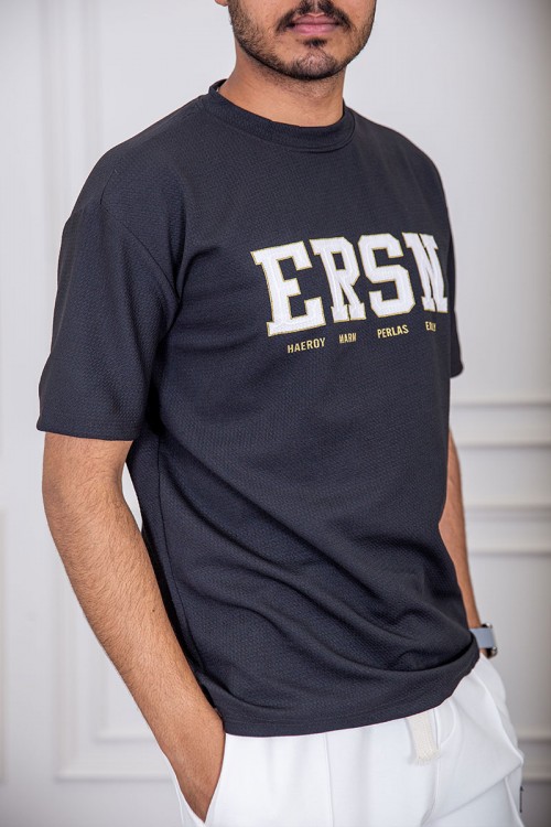 تيشيرت رجالي لون أسود بياقة دائرية مزين بكتابات من الأمام