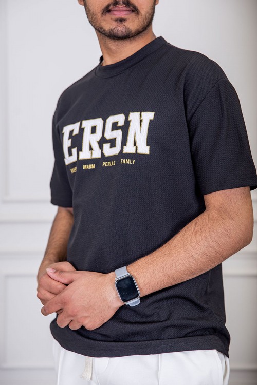 تيشيرت رجالي لون أسود بياقة دائرية مزين بكتابات من الأمام