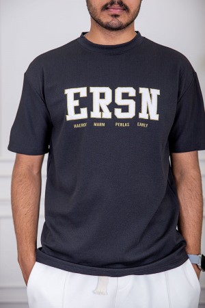 تيشيرت رجالي لون أسود بياقة دائرية مزين بكتابات من الأمام