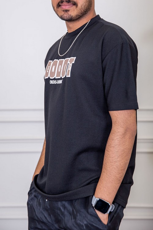 تيشيرت رجالي لون أسود بياقة دائرية مزين بكتابات من الأمام