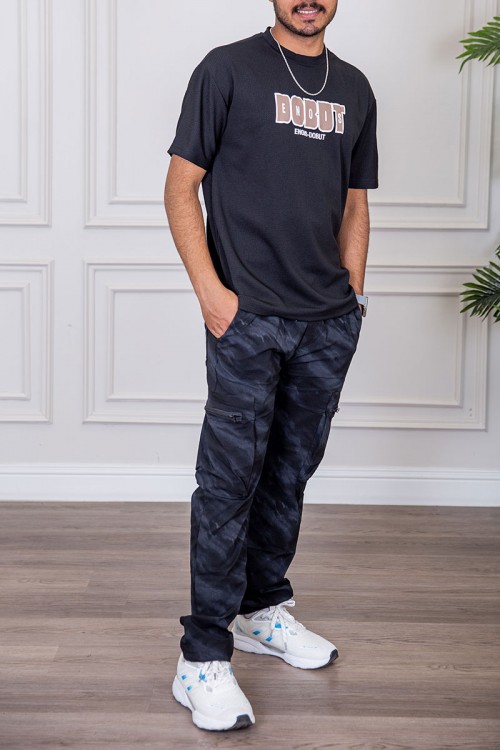 تيشيرت رجالي لون أسود بياقة دائرية مزين بكتابات من الأمام