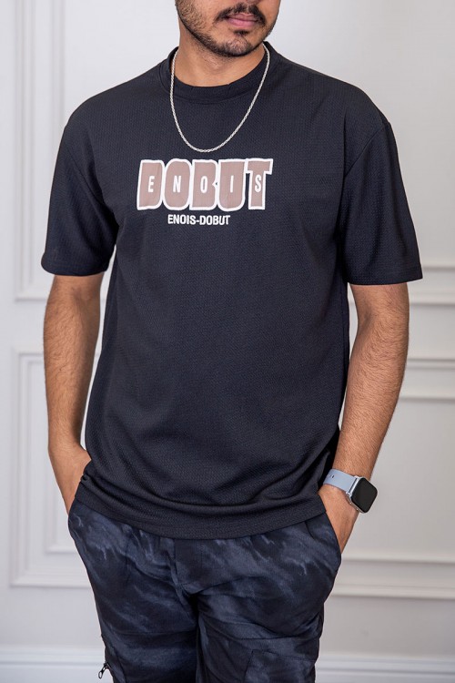 تيشيرت رجالي لون أسود بياقة دائرية مزين بكتابات من الأمام