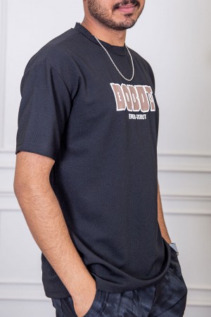 تيشيرت رجالي لون أسود بياقة دائرية مزين بكتابات من الأمام