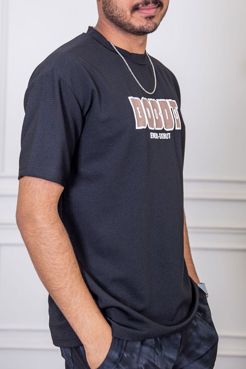 تيشيرت رجالي لون أسود بياقة دائرية مزين بكتابات من الأمام