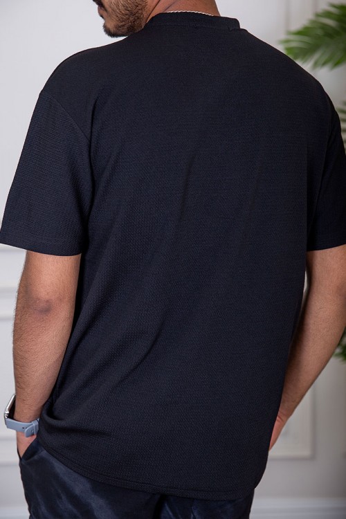 تيشيرت رجالي لون أسود بياقة دائرية مزين بكتابات من الأمام