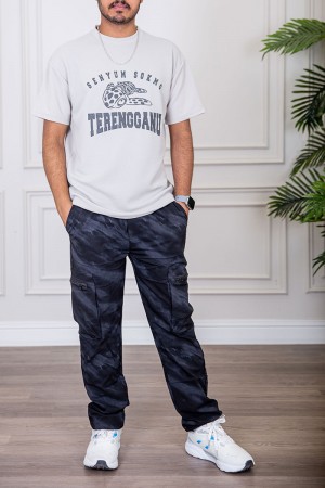 تيشيرت رجالي لون رمادي فاتح بياقة دائرية مزين بكتابات و رسومات من الأمام