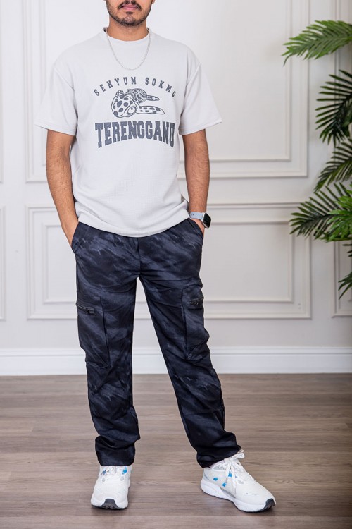 تيشيرت رجالي لون رمادي فاتح بياقة دائرية مزين بكتابات و رسومات من الأمام