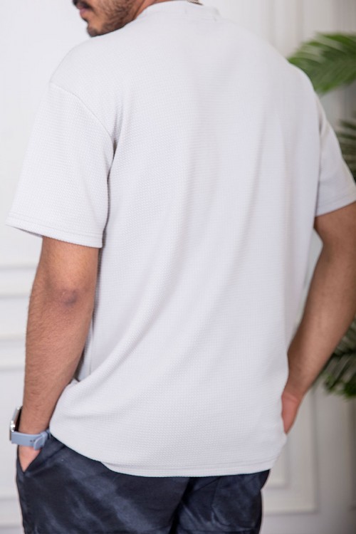 تيشيرت رجالي لون رمادي فاتح بياقة دائرية مزين بكتابات و رسومات من الأمام