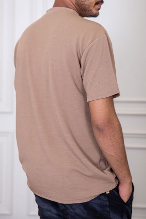 تيشيرت رجالي لون بيج غامق بياقة دائرية مزين بكتابات و طبعات من الأمام