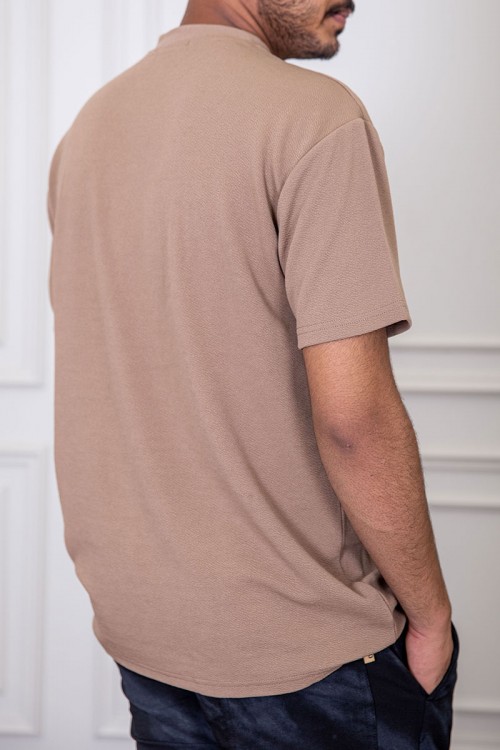 تيشيرت رجالي لون بيج غامق بياقة دائرية مزين بكتابات و طبعات من الأمام