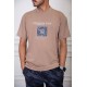تيشيرت رجالي لون بيج غامق بياقة دائرية مزين بكتابات و طبعات من الأمام