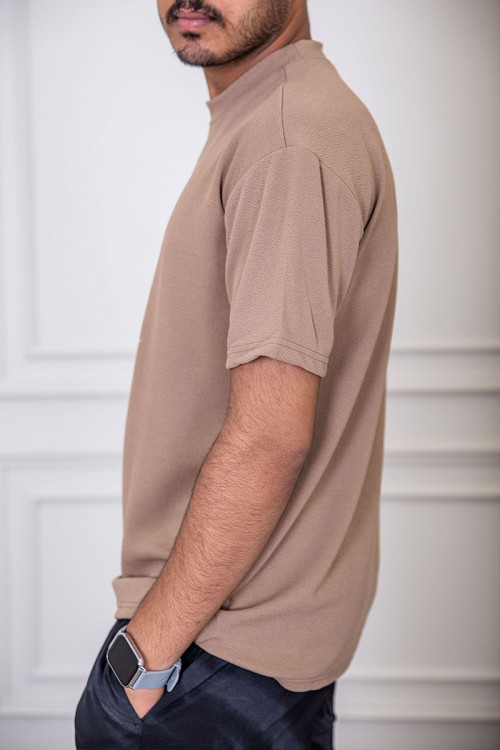 تيشيرت رجالي لون بيج غامق بياقة دائرية مزين بكتابات و طبعات من الأمام