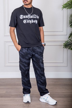 تيشيرت رجالي لون أسود بياقة دائرية مزين بكتابات من الأمام