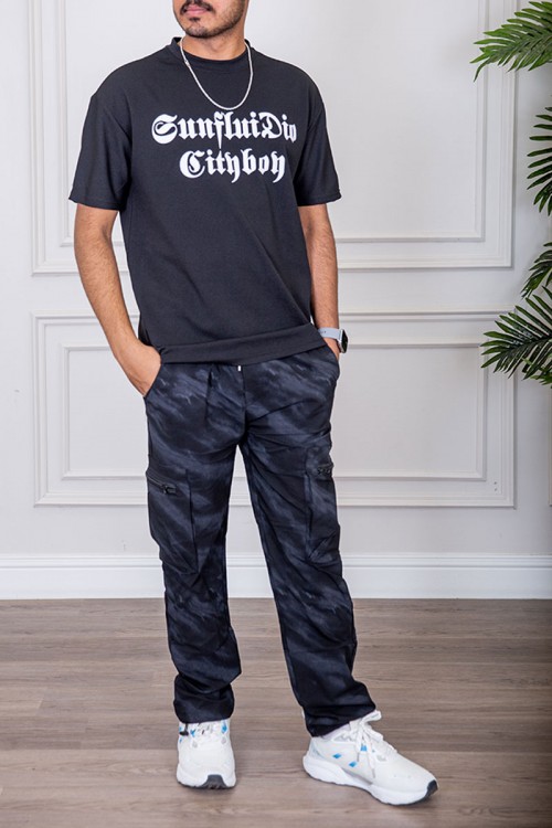 تيشيرت رجالي لون أسود بياقة دائرية مزين بكتابات من الأمام