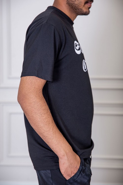 تيشيرت رجالي لون أسود بياقة دائرية مزين بكتابات من الأمام