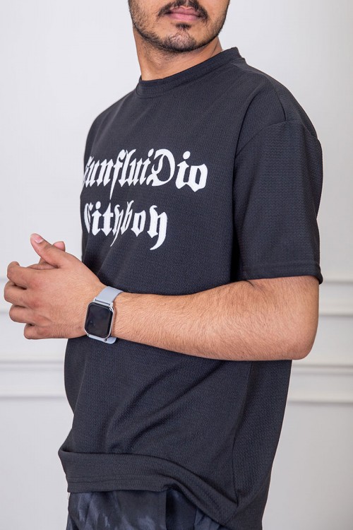 تيشيرت رجالي لون أسود بياقة دائرية مزين بكتابات من الأمام