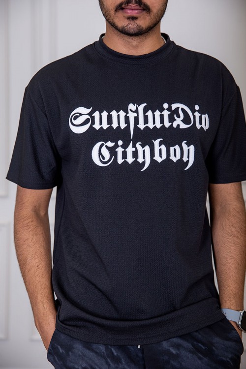 تيشيرت رجالي لون أسود بياقة دائرية مزين بكتابات من الأمام